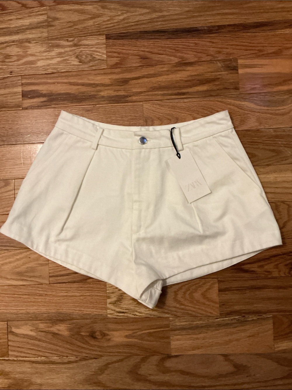 Zara NWT White Front Pleat Jean Shorts size Large.